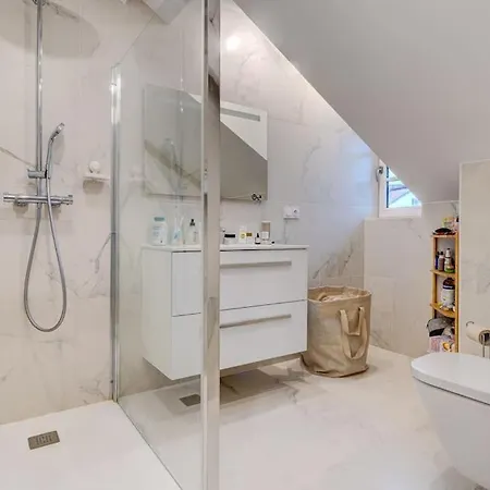 100m Beach Balcony Parking-surfhouse Beach Flat